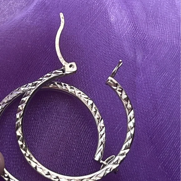 1 inch Diamond-Cut Oval Hoop Earrings in 14K White Gold - Picture 4 of 9